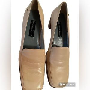 ETIENNE AIGNER vintage size 9.5 Leather upper, cream pumps. Never worn.